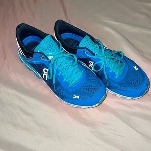 On cloud flow tennis shoes